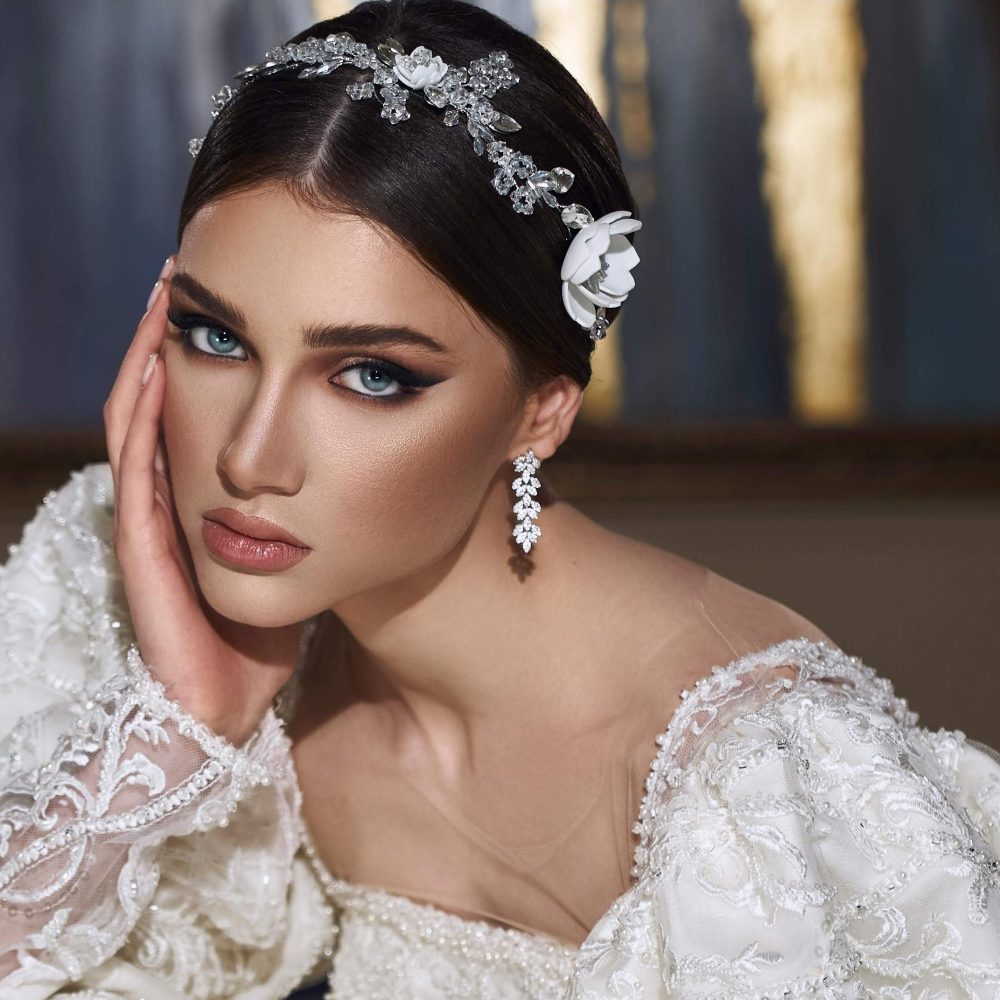Élégante mariée avec maquillage sophistiqué et coiffure de mariage ornée d’un diadème